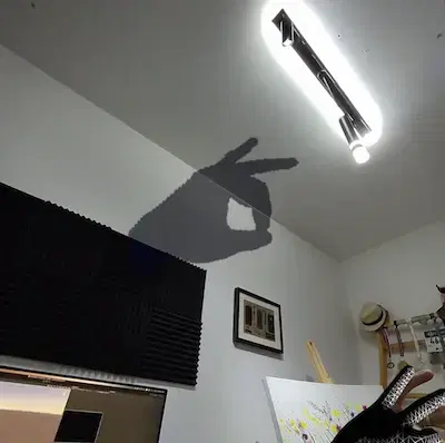 右手が光源、左手でウサギの形🐇🐰👌 正しく環境を設定すれば、現実の壁や物体に仮想の影を投影できます🦾